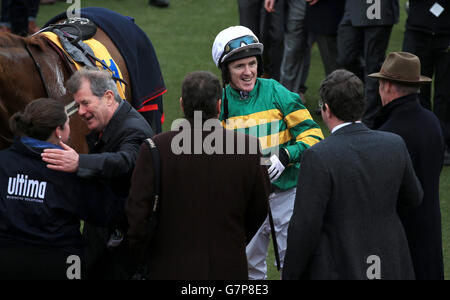 Tony McCoy celebra la vittoria del Ryanair Chase su Uxizandre con il proprietario J. P. McManus (a sinistra), il giorno di San Patrizio durante il Cheltenham Festival all'ippodromo di Cheltenham. PREMERE ASSOCIAZIONE foto. Data immagine: Giovedì 12 marzo 2015. Guarda la storia della PA DI CHELTENHAM. L'immagine di credito dovrebbe essere: Nick Potts / PA filo. Foto Stock