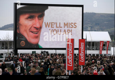 Uno schermo gigante può essere visto mentre Tony McCoy celebra la vittoria del Ryanair Chase su Uxizandre, il giorno di San Patrizio durante il festival di Cheltenham all'ippodromo di Cheltenham. PREMERE ASSOCIAZIONE foto. Data immagine: Giovedì 12 marzo 2015. Guarda la storia della PA DI CHELTENHAM. L'immagine di credito dovrebbe essere: Nick Potts / PA filo. Foto Stock