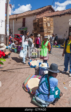 I fornitori che vendono i loro articoli e prodotti su un lato sporco-strada in San Pedro quartiere del mercato di Cusco in Perù Foto Stock