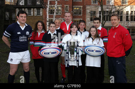 Gli alunni del club Prince's Trust x1 della Mellow Lane School di Middlesex sono raffigurati con Gordon Bulloch (Scozia) del capitano della RBS 6 Nations, Gareth Thomas (Galles) e Jonny Wilkinson (Inghilterra) celebrano il lancio dell'iniziativa Prince's Trust and RBS per utilizzare il rugby per aiutare un maggior numero di giovani a rischio di esclusione a ricordare l'istruzione. Foto Stock