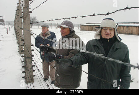 I sopravvissuti all'Olocausto (l-r) Bob Obuchowski, David Herman e Zigi Shipper tornano all'ex campo di sterminio nazista di Auschwitz-Birkenau in Polonia, dove passarono parte della seconda guerra mondiale. I tre uomini, tutti ebrei polacchi che vivono a Londra e nell'Essex, tornavano ad Auschwitz per il 60° anniversario della liberazione del campo di concentramento nazista giovedì, dove si svolgerà un servizio e saranno presenti numerosi dignitari, tra cui il presidente russo Vladimir Putin, Il Segretario degli Esteri britannico Jack Straw e il Conte di Wessex Principe Edoardo, tra gli altri. Foto Stock