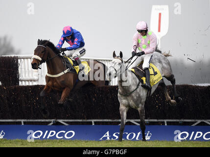 Corse di cavalli - Ascot Chase Raceday - Ascot Raceday. La guida teatrale, guidata dal jockey Aidan Coleman (a sinistra), salta accanto a Ballycasey, guidato da Ruby Walsh durante l'Ascot Chase di Betfair Foto Stock