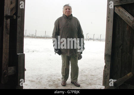 David Herman, sopravvissuto all'Olocausto, si occupa di un blocco di campo utilizzato durante la guerra per ospitare i prigionieri ebrei, al suo ritorno all'ex campo di sterminio nazista di Auschwitz-Birkenau in Polonia, dove trascorse parte della seconda guerra mondiale. Foto Stock