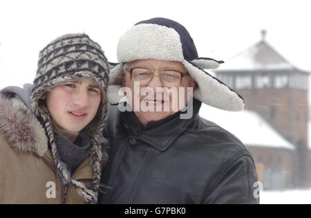 Zigi Shipper, sopravvissuto all'Olocausto, ritorna all'ex campo di sterminio nazista di Auschwitz-Birkenau in Polonia con il nipote Elliott Stern, 16 anni, dell'Hertfordshire, dove trascorse parte della seconda guerra mondiale. Shipper, tornava ad Auschwitz per il sessantesimo anniversario della liberazione del campo di concentramento nazista. Foto Stock