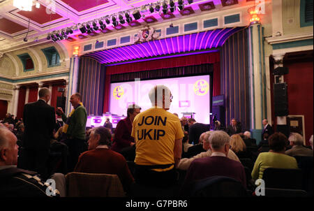 I delegati attendono l'inizio della conferenza primaverile dell'UKIP presso i Winter Gardens di Margate, Kent. Foto Stock