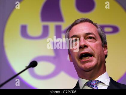 Nigel Farage, leader dell'UKIP, chiude la conferenza primaverile dell'UKIP al Winter Gardens Theatre di Margate, Kent. Foto Stock