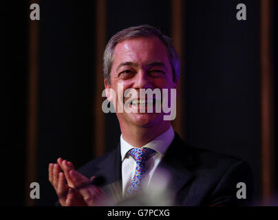 Nigel Farage, leader dell'UKIP, applaude durante la conferenza primaverile dell'UKIP ai Winter Gardens di Margate, Kent. Foto Stock