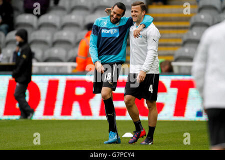 Ryan Taylor del Newcastle United con Jonas Gutierrez prima della partita della Barclays Premier League al St James' Park, Newcastle. PREMERE ASSOCIAZIONE foto. Data foto: Sabato 28 febbraio 2015. Vedi la storia della Pennsylvania SOCCER Newcastle. Il credito fotografico deve essere: Richard Sellers/PA Wire. Foto Stock