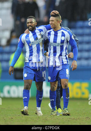 Sheffield Wednesday's Liam Palmer (a destra) e Jacques Maghoma festeggiano a. il fischio finale Foto Stock