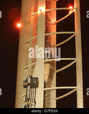 L'ascensore della Glasgow Science Tower, in Scozia, dove dieci persone sono rimaste intrappolate a metà della torre rotante di 340 metri dalle ore 15:40. Si ritiene che uno dei cavi di sollevamento si sia spezzato, attivando l'impianto frenante di emergenza. Gli equipaggi antincendio hanno ora salvato quattro bambini, cinque adulti e un membro del personale dall'ascensore, utilizzando una piattaforma idraulica. Foto Stock