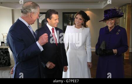 Il presidente Enrique pena Nieto (seconda a sinistra) e la prima signora Angelica Rivera (seconda a destra) del Messico ricevono il principe di Galles (a sinistra) e la duchessa di Cornovaglia (a destra) nella loro suite all'Intercontinental Hotel, Park Lane, Londra, durante la prima di una visita di stato di tre giorni. Foto Stock