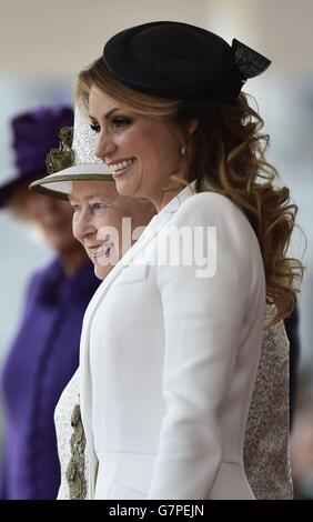 La prima Signora del Messico Angelica Rivera e la Regina Elisabetta II sorridono durante un'accoglienza cerimoniale alla Parata delle Guardie a Cavallo, il primo di una visita di stato di tre giorni da parte del presidente del Messico in Gran Bretagna. Foto Stock