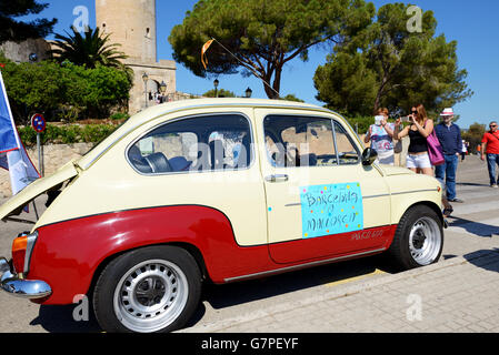 La sede 600 classic car parade e turisti, Mallorca, Spagna Foto Stock