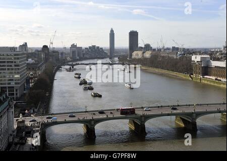 Una vista di Westminster Bridge e Lambeth Bridge (sul retro) guardando verso Vauxhall, Londra, dal Coca-Cola London Eye. Foto Stock