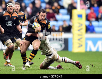 Il Rob Miller di Wasps viene affrontato da Jacques Burger di Saracens durante la partita Aviva Premiership presso la Ricoh Arena di Coventry. Foto Stock