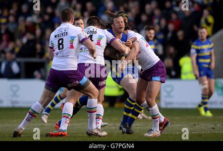 Gli Ashton Sims di Warrington Wolves vengono affrontati da Adam Walker di Hull Kingston Rovers, Mitch Allgood e Tyrone McCarthy, durante la partita della Super League all'Halliwell Jones Stadium di Warrington. Foto Stock