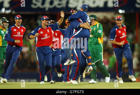 L'inglese Man of the Match Kevin Pietersen (C) solleva il compagno di squadra Geraint Jones come (da sinistra) Marcus Trescoshick, Andrew Strauss e Ashley Giles celebrano un finale legato. Foto Stock