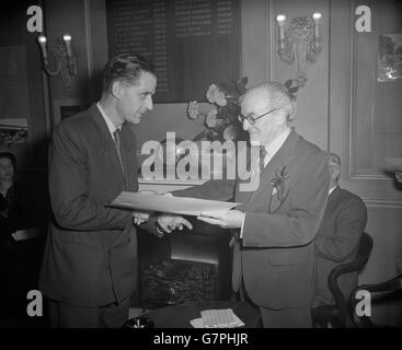 Sir Gerald Kelly (r), presidente della Royal Academy, presenta un assegno per 50 guineas insieme ad un diploma illuminato e una copia del libro Britannica dell'anno 1954 al fotografo di foto di PA-Reuter, Edward Brooks, presso l'Institute of British Photographers, Gordon Square, Londra. Brooks ha vinto il premio come primo premio nella categoria della caratteristica nella sesta edizione del concorso annuale, British Press Pictures of the Year, sponsorizzato dall'Enciclopedia Britannica. La foto che gli ha vinto il premio è stata la buona Quad che desidera 'buon compleanno' alla loro nonna di 100 anni. Foto Stock