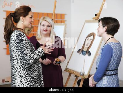 La Duchessa di Cambridge parla con gli studenti d'arte al Turner Contemporary di Margate, Kent. Foto Stock