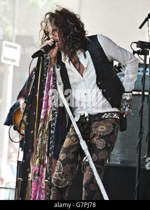 New York, NY, STATI UNITI D'AMERICA. Il 24 giugno 2016. Steven Tyler esegue su NBC's "oggi" mostra al Rockefeller Plaza. Foto Stock