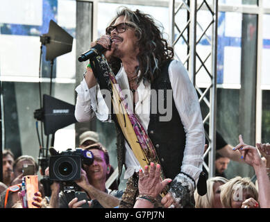 New York, NY, STATI UNITI D'AMERICA. Il 24 giugno 2016. Steven Tyler esegue su NBC's "oggi" mostra al Rockefeller Plaza. Foto Stock