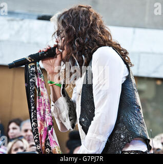 New York, NY, STATI UNITI D'AMERICA. Il 24 giugno 2016. Steven Tyler esegue su NBC's "oggi" mostra al Rockefeller Plaza. Foto Stock