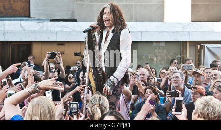 New York, NY, STATI UNITI D'AMERICA. Il 24 giugno 2016. Steven Tyler esegue su NBC's "oggi" mostra al Rockefeller Plaza. Foto Stock