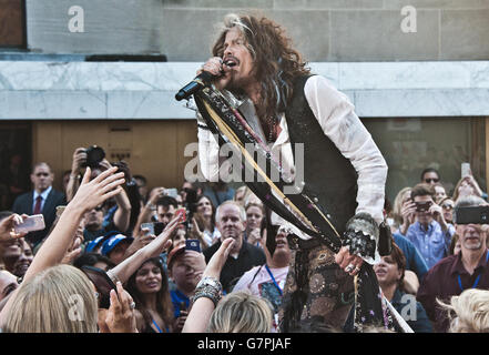 New York, NY, STATI UNITI D'AMERICA. Il 24 giugno 2016. Steven Tyler esegue su NBC's "oggi" mostra al Rockefeller Plaza. Foto Stock