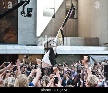 New York, NY, STATI UNITI D'AMERICA. Il 24 giugno 2016. Steven Tyler esegue su NBC's "oggi" mostra al Rockefeller Plaza. Foto Stock