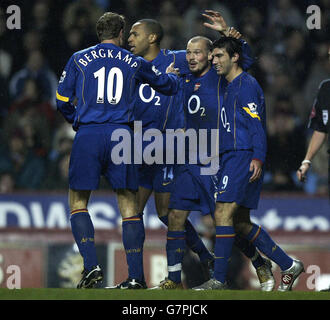 Freddie Ljungberg (C) dell'Arsenal festeggia il traguardo di apertura con i compagni di squadra Thierry Henry (seconda a sinistra), Jose Antonio Reyes e Dennis Bergkamp Foto Stock