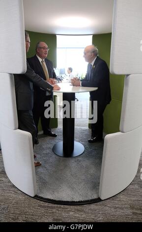 Il Segretario di Stato per le imprese vince Cable (a destra) si trova in un punto di incontro, durante l'apertura ufficiale della nuova sede di VW Financial Services (UK) a Milton Keynes. Foto Stock