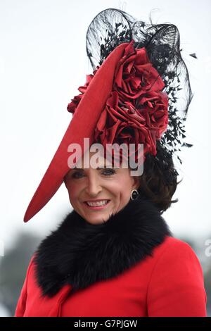 Maria Cheslin da Southampton arriva il Ladies Day durante il Cheltenham Festival all'ippodromo di Cheltenham. Foto Stock