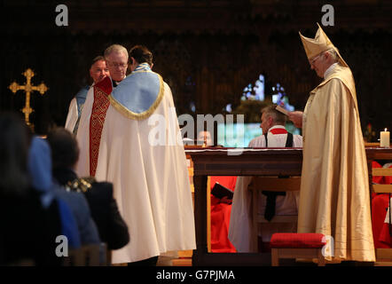 Bishop Libby Lane è formalmente installato nella Cattedrale di Chester Foto Stock