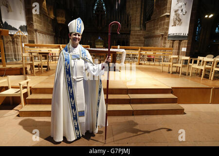 Bishop Libby Lane dopo che è stata formalmente installata a Chester Cattedrale Foto Stock