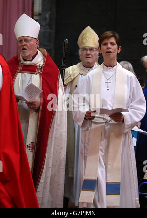 Mons. Libby Lane, mentre si prepara ad essere formalmente insediato Presso la Cattedrale di Chester Foto Stock