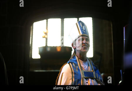 Bishop Libby Lane dopo che è stata formalmente installata a Chester Cattedrale Foto Stock