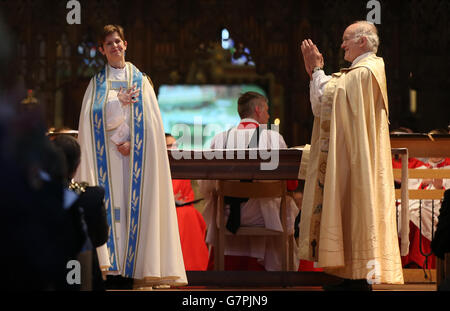 Il vescovo di Chester, il Rt Revd Dr Peter Forster applaude Come Libby Lane è formalmente installato presso la Cattedrale di Chester Foto Stock