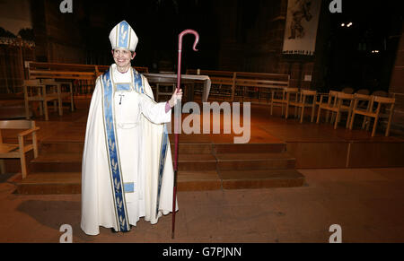 Bishop Libby Lane dopo che è stata formalmente installata a Chester Cattedrale Foto Stock