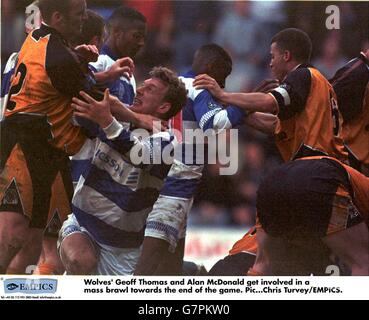Nationwide Divisione uno Calcio - QPR / Wolves. Geoff Thomas di Wolves e Alan McDonald del QPR si coinvolgono in una battaglia di massa verso la fine del gioco. Foto Stock