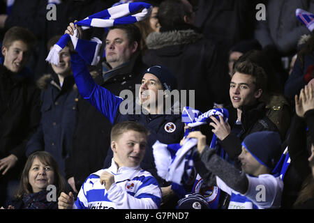 Calcio - fa Cup - quarto finale - Replay - Reading v Bradford City - Madejski Stadium. Gli amanti della lettura presso gli stand dello stadio Madejski Foto Stock