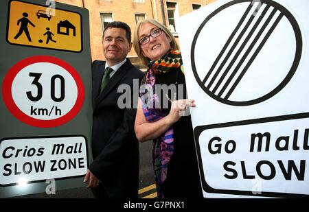 Il Ministro dei trasporti Paschal Donohoe con Moyagh Murdock, CEO dell'autorità per la sicurezza stradale, dopo aver annunciato i dettagli di un nuovo documento intitolato "linee guida per la definizione e la gestione dei limiti di velocità" presso il Dipartimento dei trasporti, del turismo e dello sport di Dublino. Foto Stock