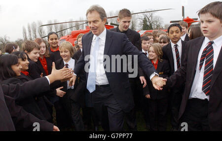 Tony Blair incontra gli alunni quando ha lanciato sei impegni per le prossime elezioni generali. Foto Stock