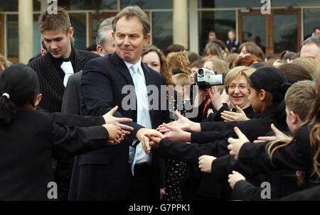 Tony Blair e gli alunni a Myton Scuola in Warwick Foto Stock