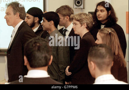 Il primo ministro britannico Tony Blair incontra gli alunni in una classe scientifica con il segretario all'istruzione Ruth Kelly alla Myton School, quando ha lanciato sei impegni per le prossime elezioni generali. Foto Stock