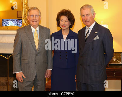 Il Principe del Galles con il leader del Senato Mitch McConnell e sua moglie Elaine Chao nel Campidoglio come parte del suo viaggio a Washington DC, Stati Uniti. Foto Stock