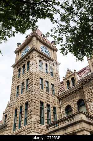 Calgary city hall con la sua alta torre dell orologio e la facciata di pietra arenaria. Foto Stock