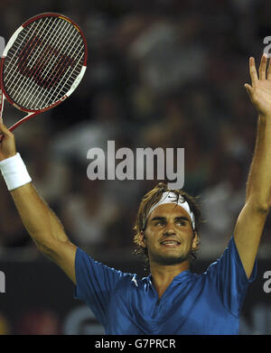 Tennis - Australian Open 2005 - Finals Men's Quarter. Roger Federer in Svizzera celebra la sconfitta di Andre Agassi negli Stati Uniti Foto Stock