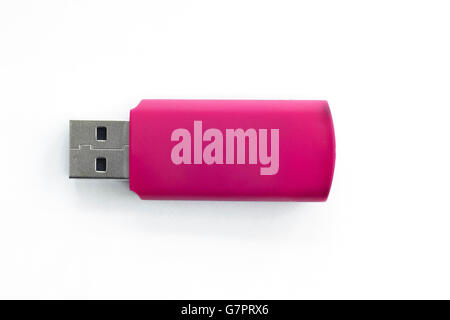 Pink usb pen drive su un isolato bianco sullo sfondo. Foto Stock