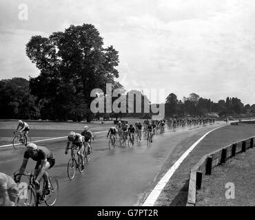 Vista generale del ciclista vicino all'inizio della MackesonPremier Cycle Race, 36 giri a circa 50 miglia, che si tiene a Crystal Palace. Foto Stock