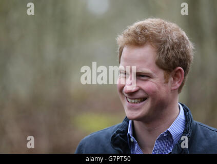 Il Principe Harry durante una visita al progetto Red Squirrel Northern England (RSNE) del Northumberland Wildlife Trust, dove il personale sta lavorando con la comunità locale per salvaguardare la popolazione dello scoiattolo rosso (Sciurus vulgaris), con l'attenzione principale su un programma di controllo dello scoiattolo grigio (Sciurus carolinensis) a Frankham Woods vicino a Fourstones, Northumberland. Foto Stock